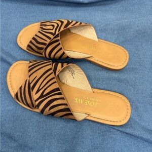 Melrose Ave Good to Go Women's Zebra Print Sandals - Brown